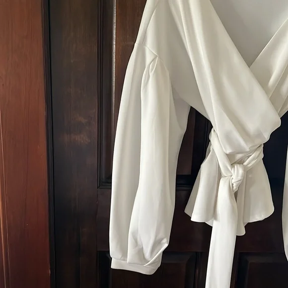 Beautiful white blouse - Picture 3 of 5